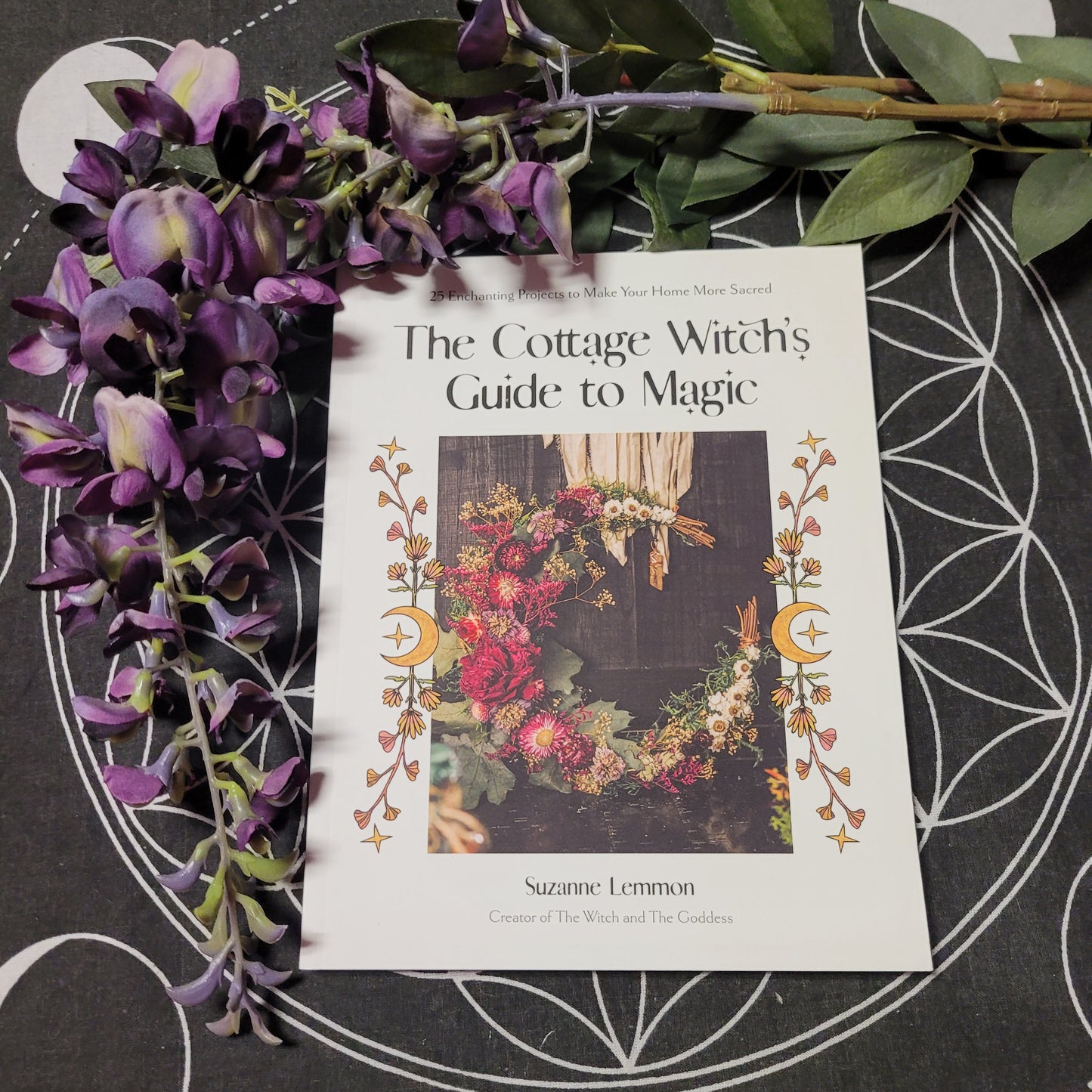 Cottage Witch's Guide To Magic: 25 Enchanting Home Projects